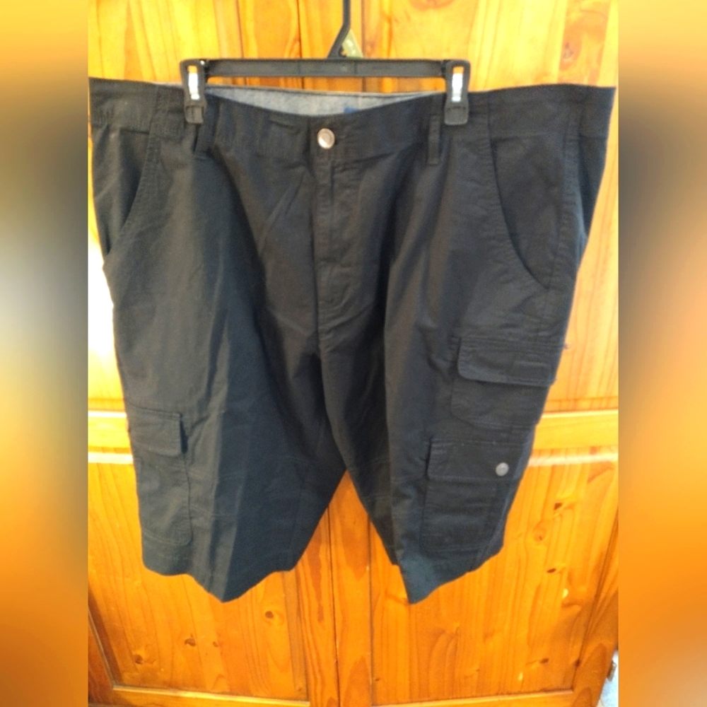 George men's below the knee cargo shorts, size 46, black.